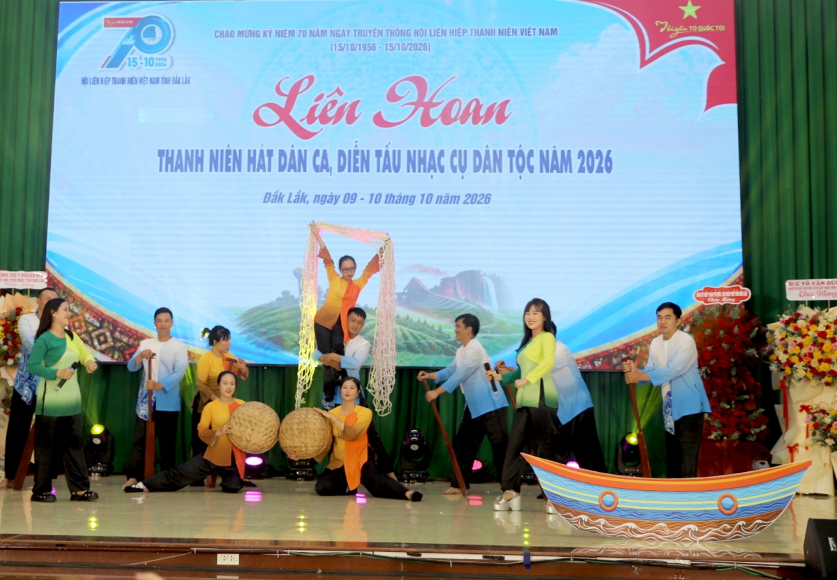 Sắc màu văn hóa miền biển được thanh niên mang đến liên hoan. (Ảnh: H Xíu)