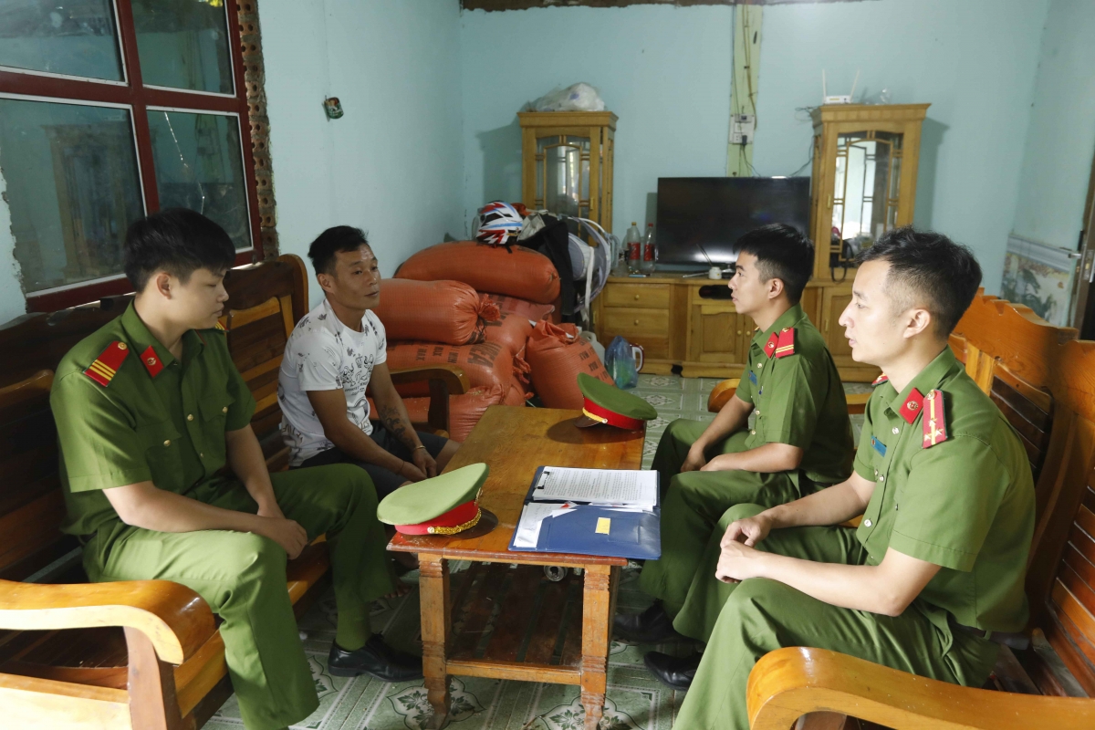 Lực lượng công an xã Ngọc Chiến đến thăm gia đình anh Lò Văn Nguyễn.(Ảnh: Trấn Long)