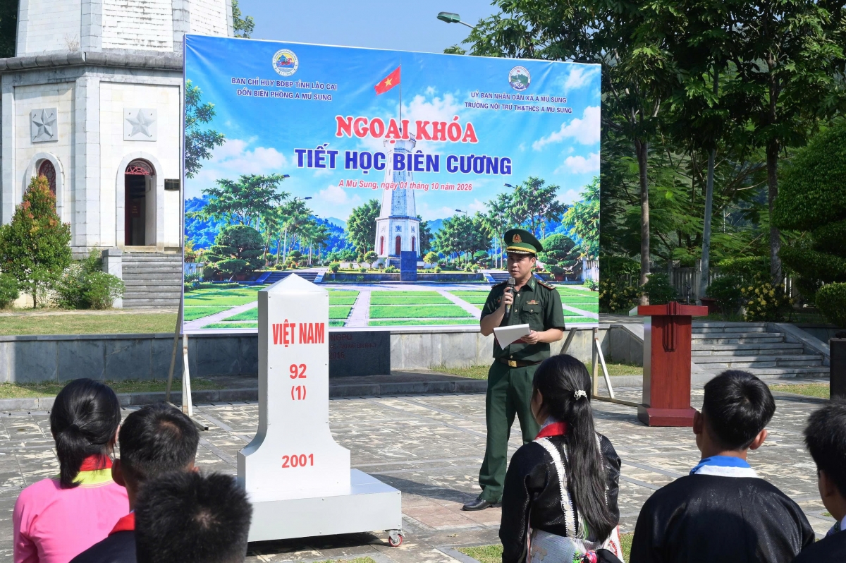 Trực tiếp lên lớp trong tiết học biên cương đặc biệt này là Trung tá Bùi Trung Thành - Chính trị viên Đồn biên phòng A Mú Sung.(Ảnh: An Kiên)