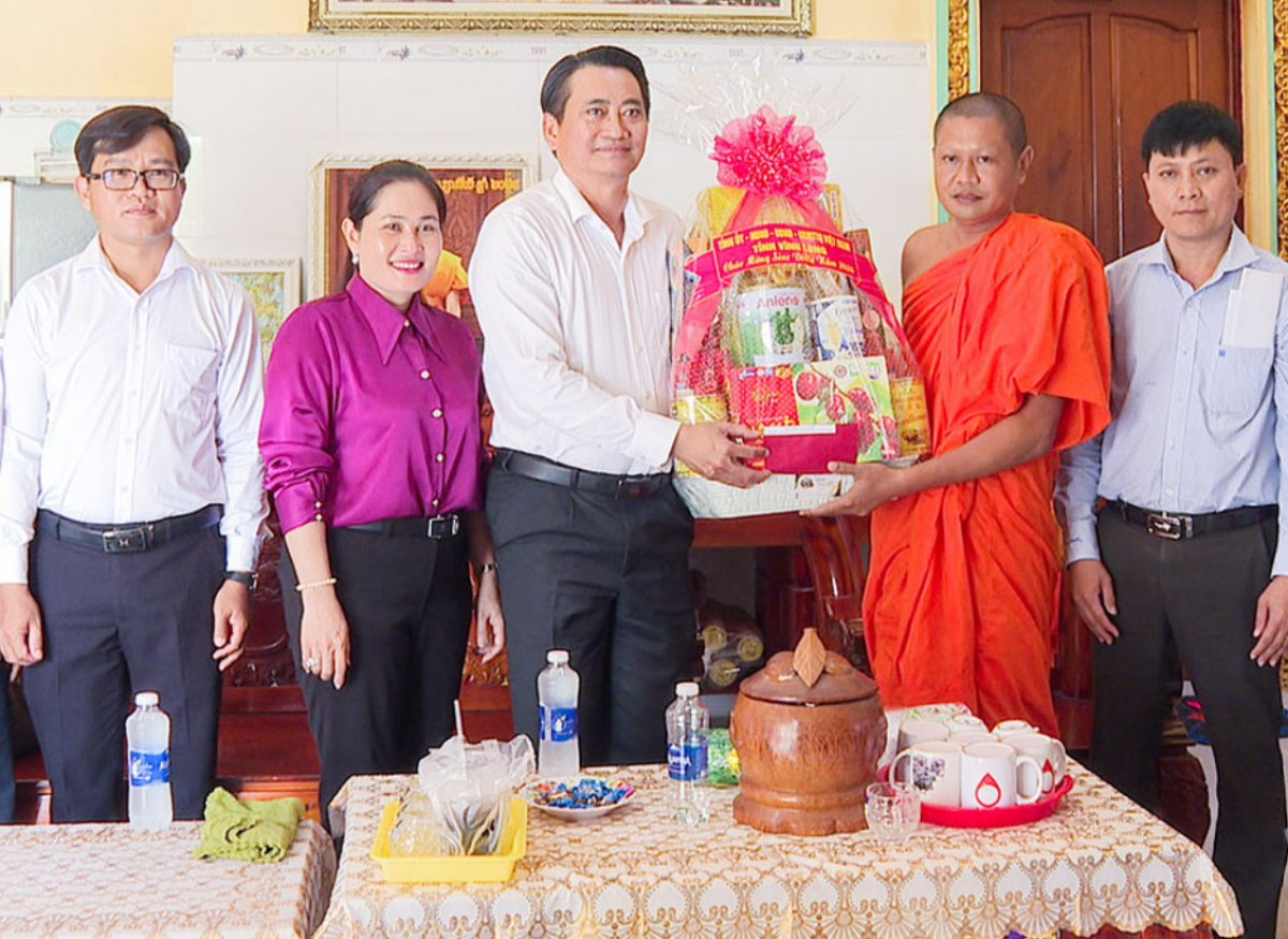 Phó Chủ tịch UBND tỉnh Nguyễn Quỳnh Thiện tặng quà cho Chư tăng chùa Ô Ka Đa, xã Hưng Mỹ. (Ảnh: Chanh Tuy)