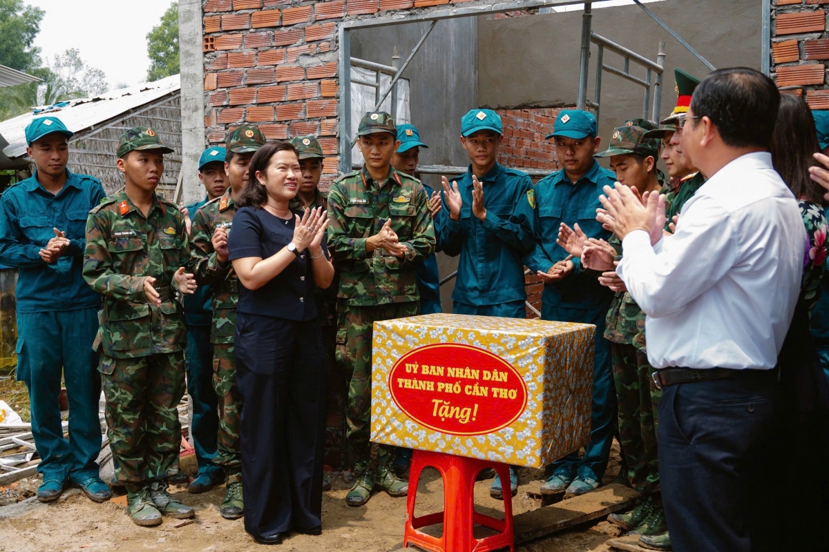 Theo UBND thành phố Cần Thơ, việc huy động lực lượng của Quân khu, Bộ Chỉ huy Quân sự thành phố và lực lượng tại chỗ đã tạo sức mạnh tổng hợp. (Ảnh: Phạm Hải)