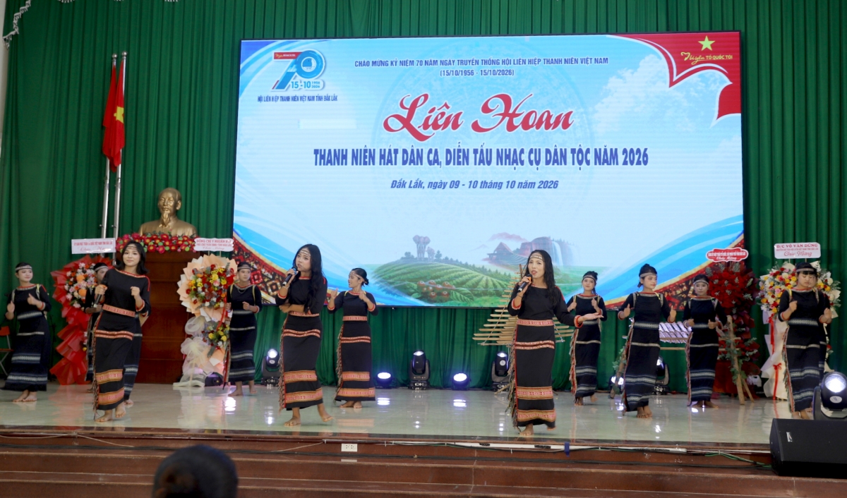 Tiết mục Dân ca Tây Nguyên của thanh niên ở phía Tây của tỉnh Đắk Lắk biểu diễn. (Ảnh: H Xíu)