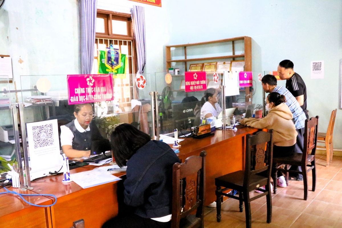 Người dân làm thủ tục hành chính tại Trung tâm dịch vụ hành chính công.(Ảnh: Vinh Thông)
