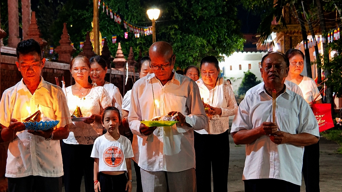 Vị Achar hướng dẫn làm lễ trước khi nghi thức đặt cơm vắt bắt đầu (Ảnh: Thạch Trà Vinh)