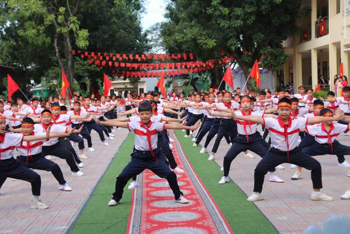 Võ cổ truyền tạo không khí vui vẻ, giúp học sinh rèn luyện sức khỏe sau mỗi giờ học.(Ảnh: Hoàng Tú-Công Luận)