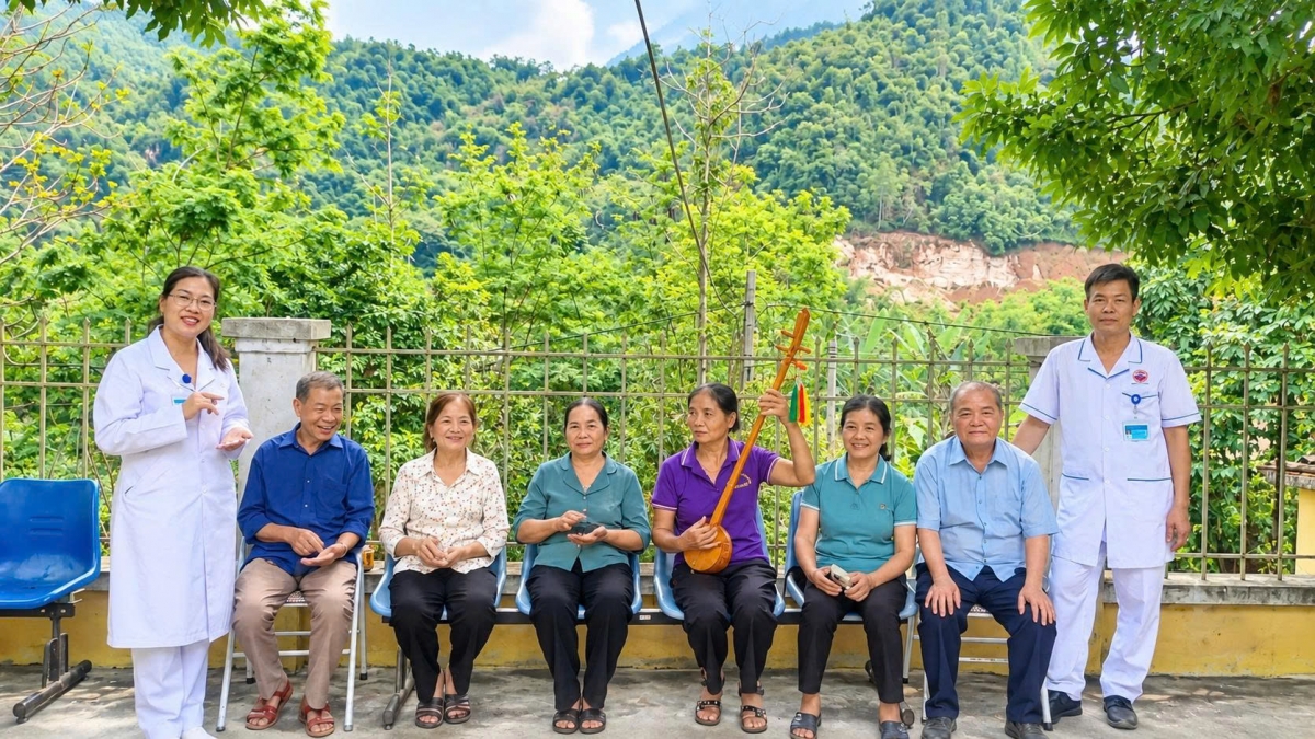 Ông Phạm Hữu Tăng, thôn Quảng Khê, xã Đồng Phúc (thứ hai bên phải), phấn khởi khi vừa được khám, tư vấn sức khỏe, vừa có dịp giao lưu văn nghệ.(Ảnh: Công Luận- Thuý Kiều)