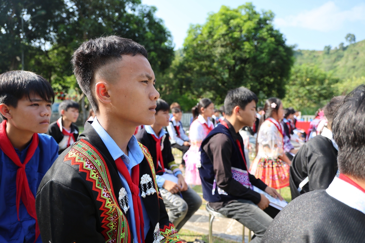 Học sinh tham dự tiết học biên cương thuộc các nhóm dân tộc bản địa tại khu vực biên giới Lào Cai, gồm các em người Mông, Dao, Giáy, Hà Nhì.(Ảnh: An Kiên)