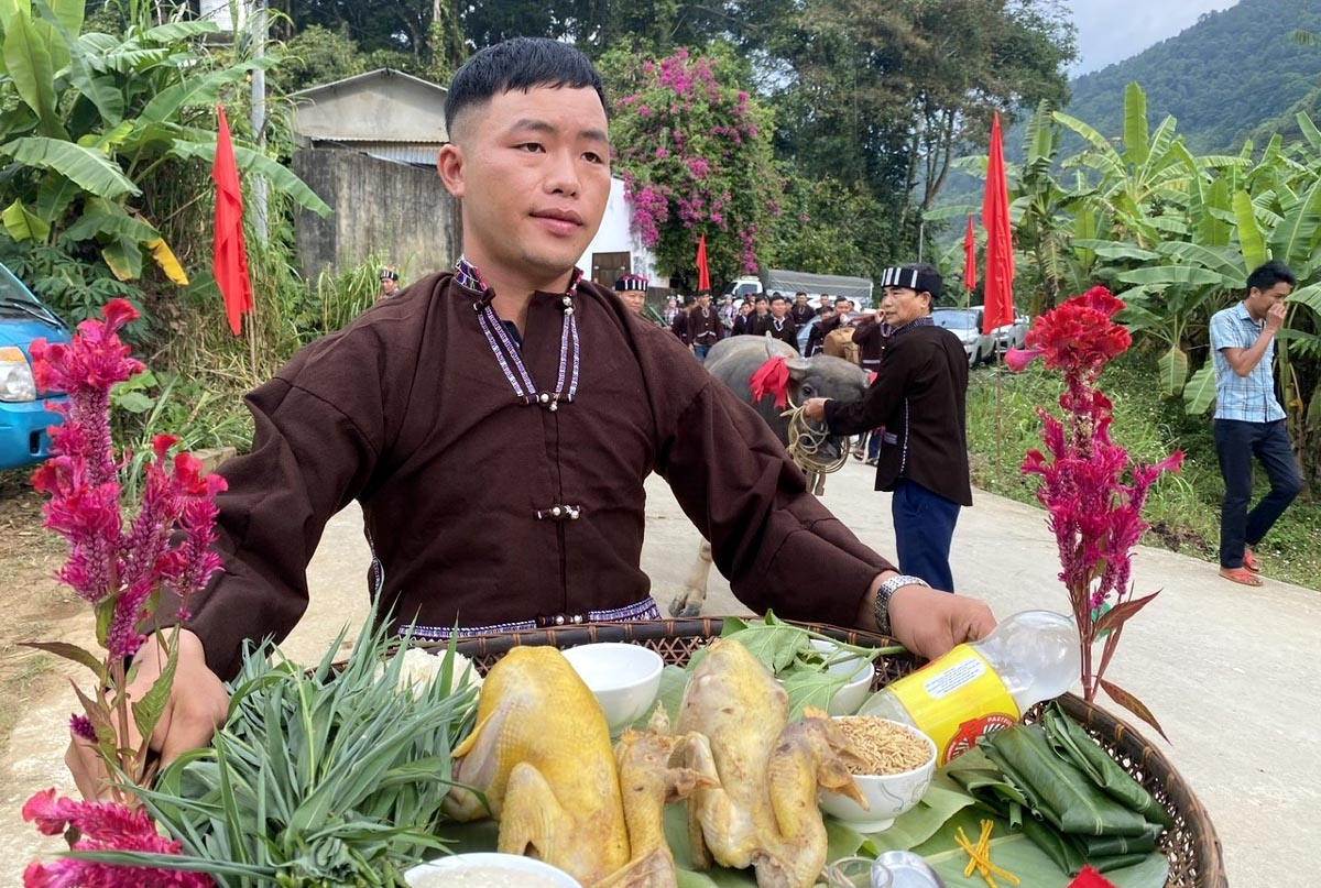 Các lễ vật được chuẩn bị theo phong tục của cộng đồng, thể hiện lòng thành kính và mong ước về cuộc sống bình an, mùa màng thuận lợi. (Ảnh: Khắc Kiên)