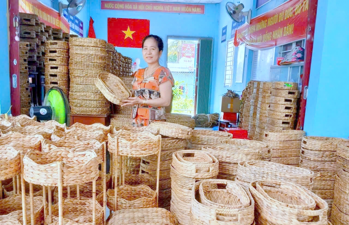 Bà Nguyễn Thị Mộng Tuyền, công việc được tổ chức theo hình thức gia công tại nhà (Ảnh: Phạm Hải)