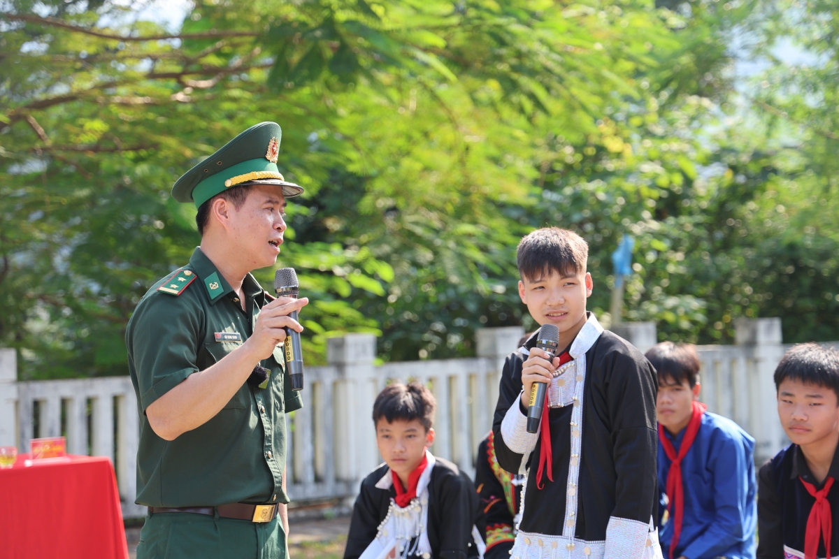 Việc trực tiếp giao lưu, hỏi đáp ngoài thực địa giúp học sinh tiếp thu bài nhanh hơn. Những kiến thức về biên giới trong tiết học biên cương không còn là lý thuyết xa vời.(Ảnh: An Kiên)