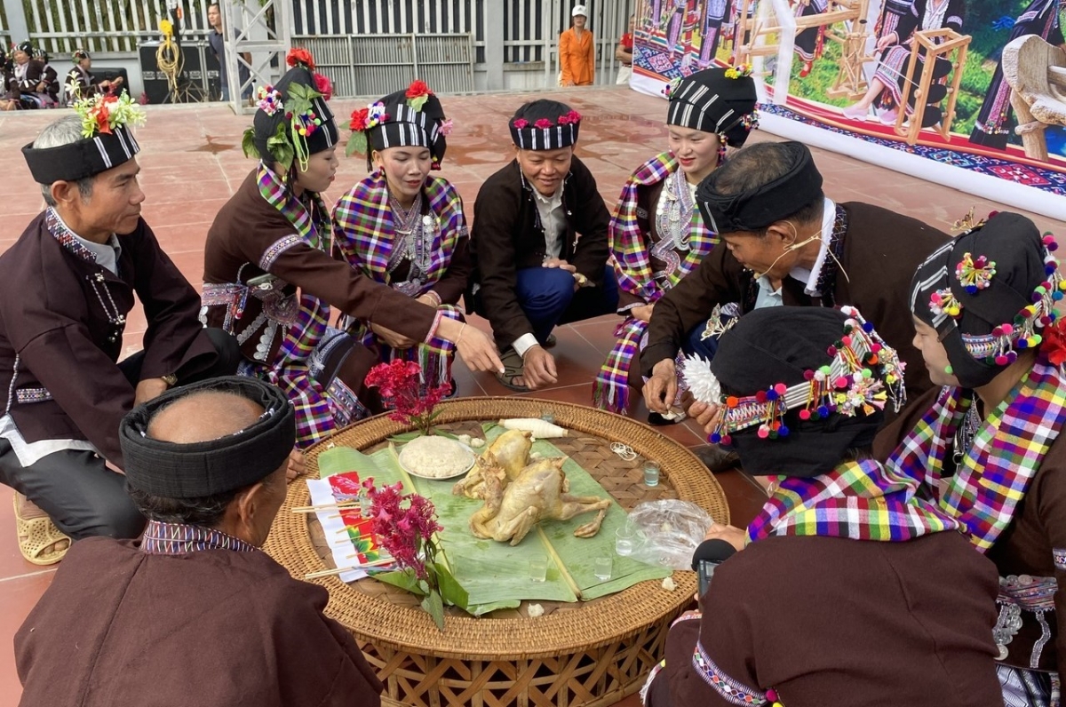 Mỗi động tác, lời khấn hay cách sắp đặt trong nghi lễ đều cần được tìm hiểu từ chính người Lự, để những giá trị văn hóa không bị giản lược thành phần trình diễn. (Ảnh: Khắc Kiên)
