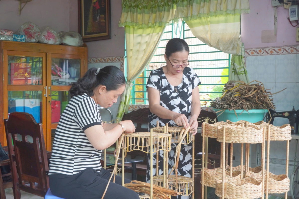 Tổ đan lục bình được thành lập nhằm tạo việc làm tại chỗ. (Ảnh: Phạm Hải)