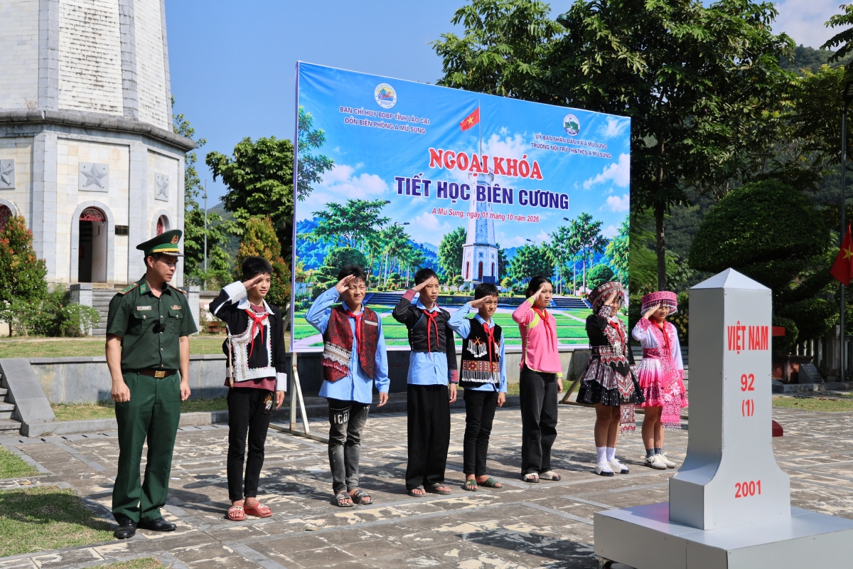 Học sinh vùng cao được bộ đội hướng dẫn chi tiết nghi thức chào cột mốc thiêng liêng. Tiết học biên cương giúp các em thấu hiểu sự gian lao của công tác bảo vệ chủ quyền.(Ảnh: An Kiên)