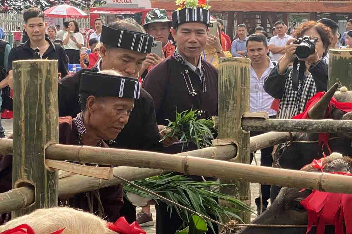 Người cao tuổi, nghệ nhân và các thành viên trong bản cùng tham gia gìn giữ phong tục. Sự hiện diện của họ giúp những tri thức văn hóa có cơ hội tiếp tục được trao truyền. (Ảnh: Khắc Kiên)