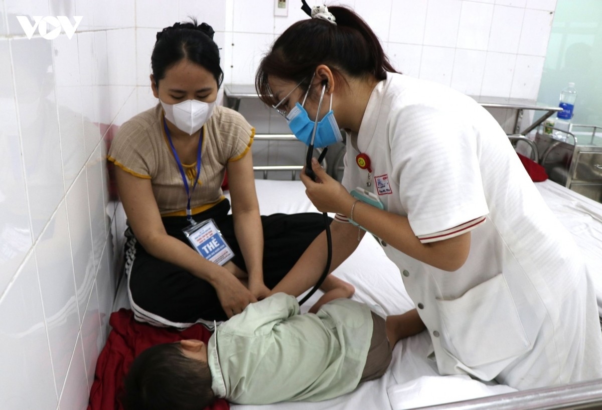 Bác sĩ thăm khám các bệnh nhi.