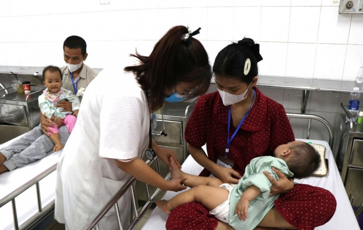 Bệnh giao mùa gia tăng, nhiều trẻ ở Huế phải nhập viện.