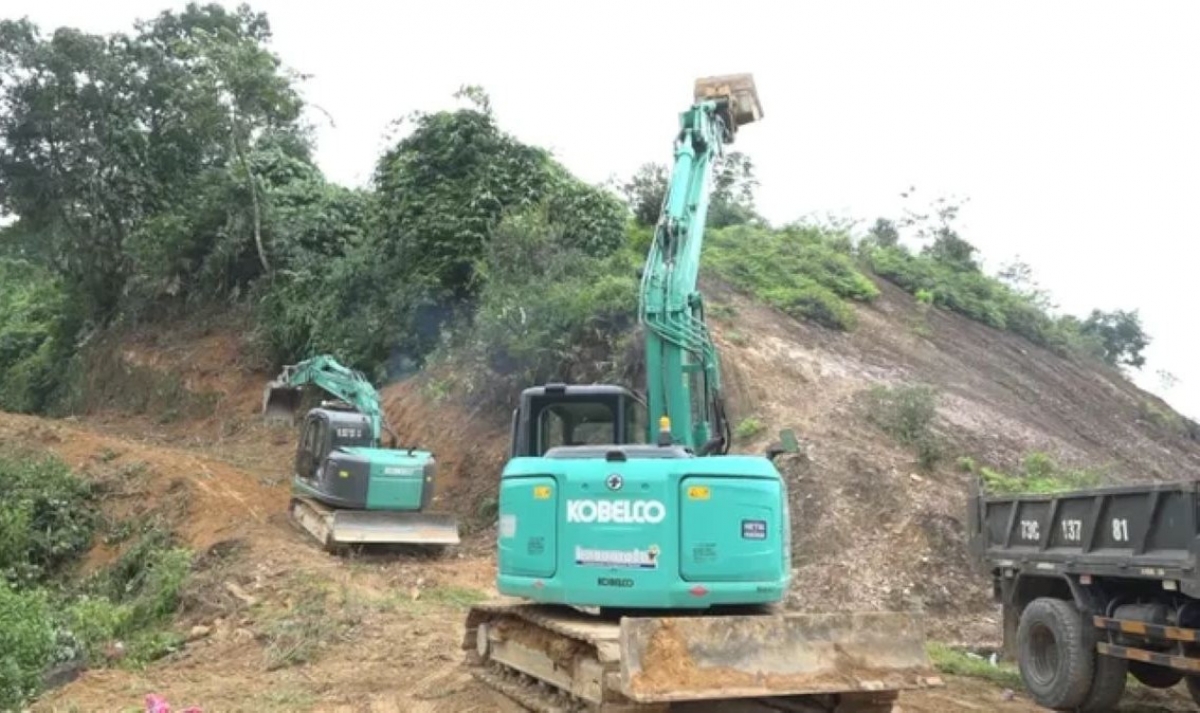 Ngay sau lễ khởi công, đơn vị thi công đã huy động nhân lực và phương tiện vào để phóng tuyến 