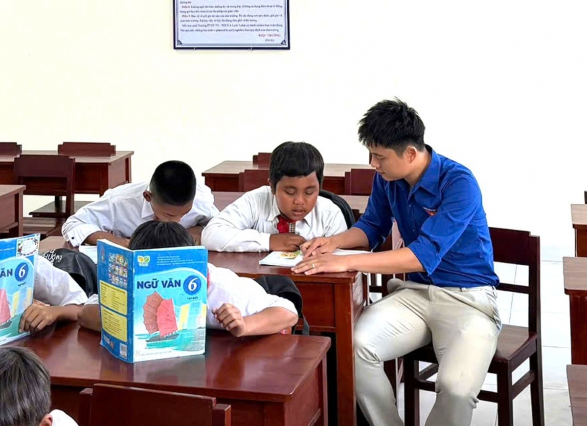 Thầy giáo chỉ bảo tận tình đến từng học sinh.  Ảnh: Lê Hiếu/VOV Miền Trung