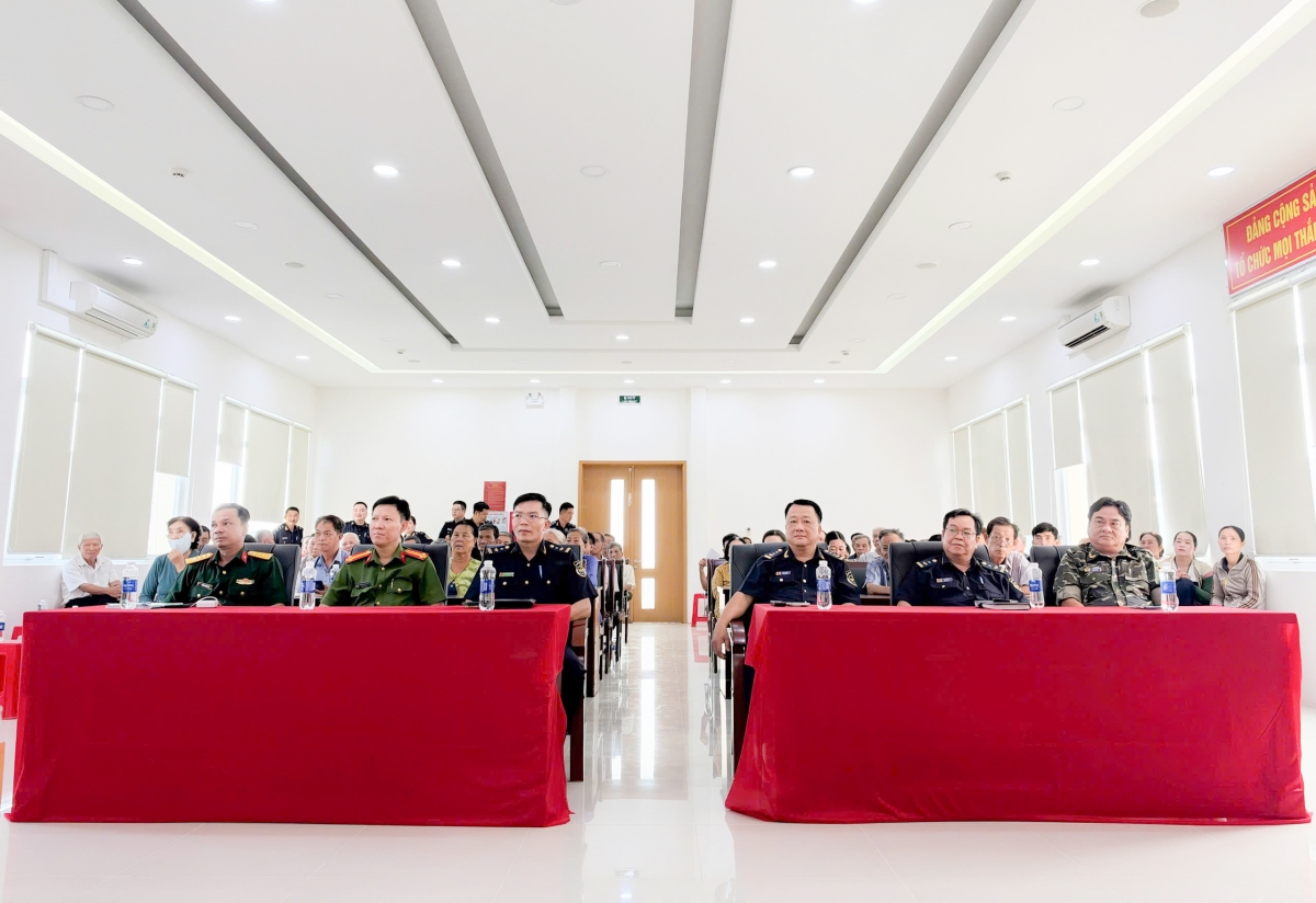 Đại diện các lực lượng chức năng, chính quyền địa phương, doanh nghiệp và người dân tham gia hội nghị - Ảnh: Cục Hải quan.