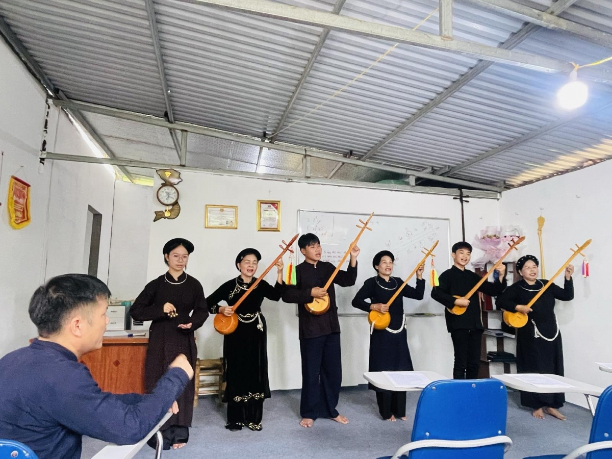 Anh Lường Văn Đinh, Chủ nhiệm Câu lạc bộ Sắc Chàm tận tình hướng dẫn các thành viên mới, góp phần trao truyền niềm đam mê và gìn giữ nét đẹp văn hóa truyền thống dân tộc. Ảnh: Úy Thương/VOV Đông Bắc