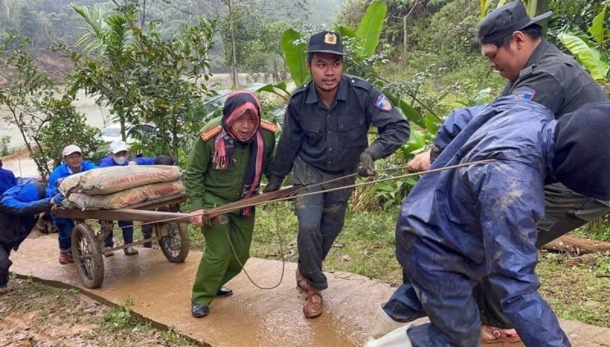 Trung tá Hồng Minh Hiển tham gia vận chuyển vật liệu dựng nhà cho người dân trong "Chiến dịch Quang Trung"