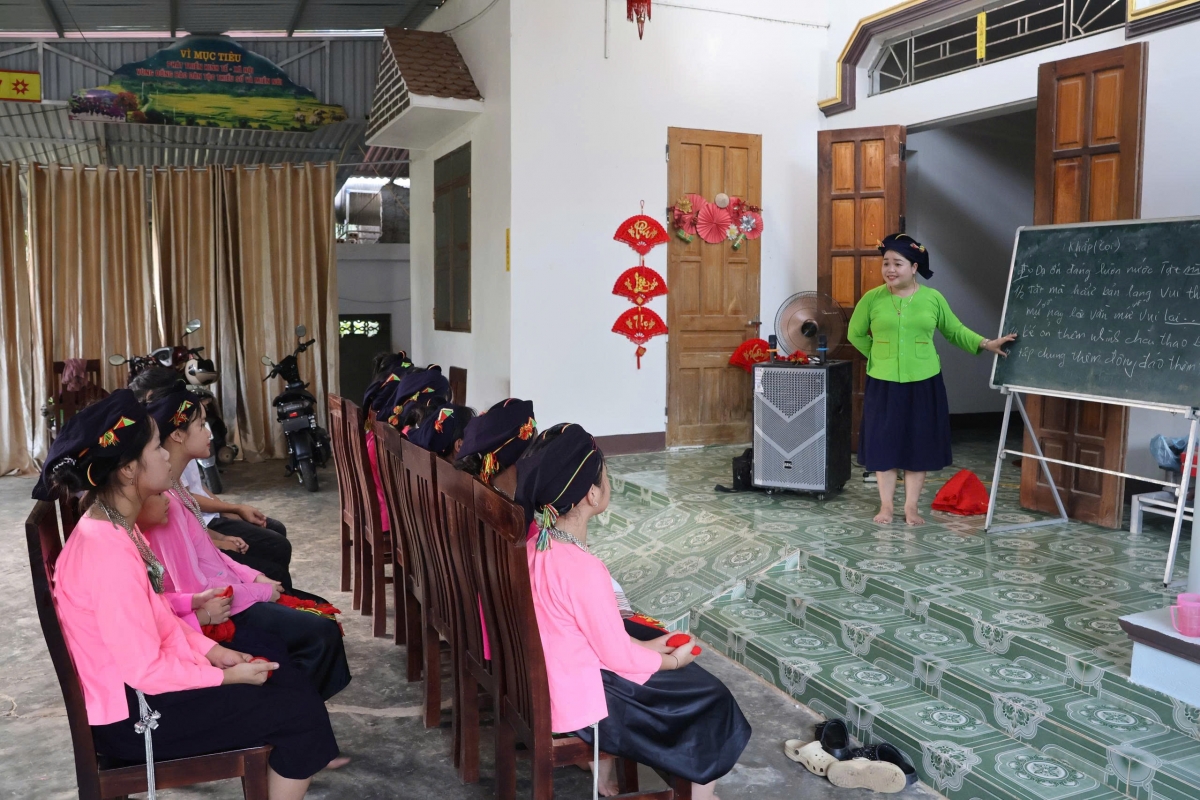 Nghệ nhân Hồng Chắn dạy các cháu thiếu nhi hát dân ca Tày. (Ảnh: Đinh Tuấn)