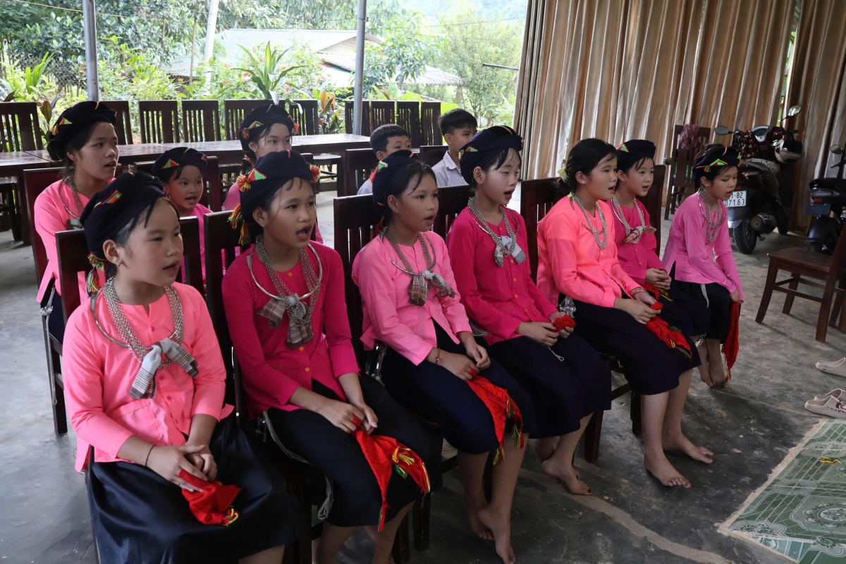 Các cháu thiếu nhi rất thích thú khi được học hát dân ca Tày (Ảnh: Đinh Tuấn)