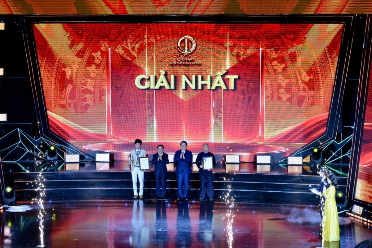 Ban Tổ chức trao giải cho hơn 20 tác phẩm xuất sắc ở hai thể loại ảnh đơn và ảnh bộ, gồm 2 giải Nhất, 4 giải Nhì, 6 giải Ba và 10 giải Khuyến khích. (Ảnh: Vũ Miên)