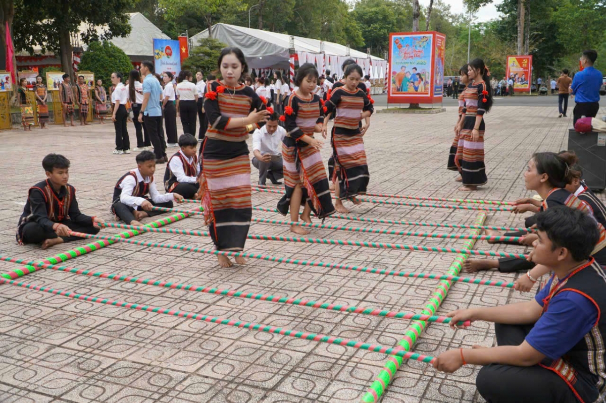 Các hoạt động văn hoá truyền thống giúp người dân thêm gắn kết (Ảnh: Lưu Sơn)