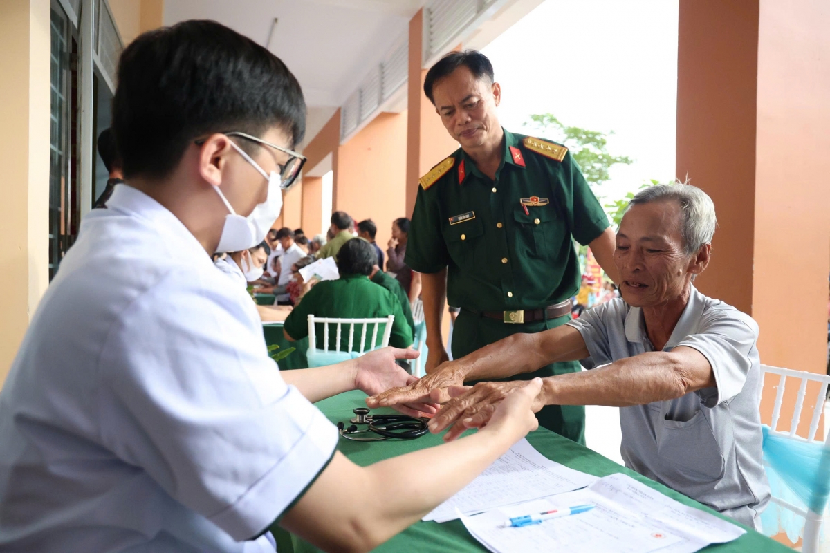 Đồng bào dân tộc ở xã Sông Ray được bộ đội thăm khám sức khoẻ thường xuyên (Ảnh: Tỷ Huỳnh)
