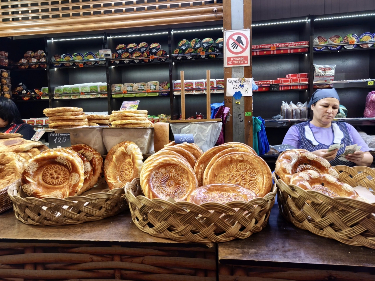 Một sạp bánh của người Trung Á tại khu chợ ở Moscow. Ảnh: Hương Trà/VOV Moscow