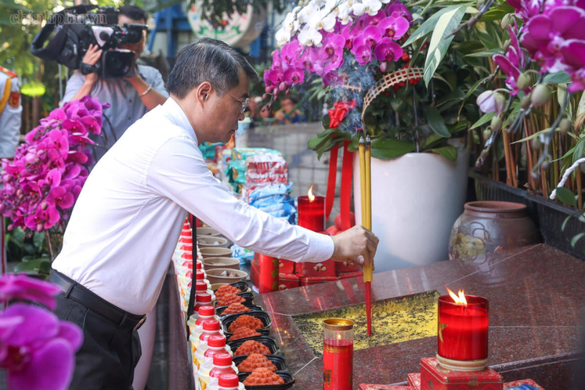 Thủ tướng Chính phủ Lê Minh Hưng dâng hương tưởng niệm Cố Tổng Bí thư Trần Phú cùng các Anh hùng liệt sĩ tại công viên Lê Thị Riêng 