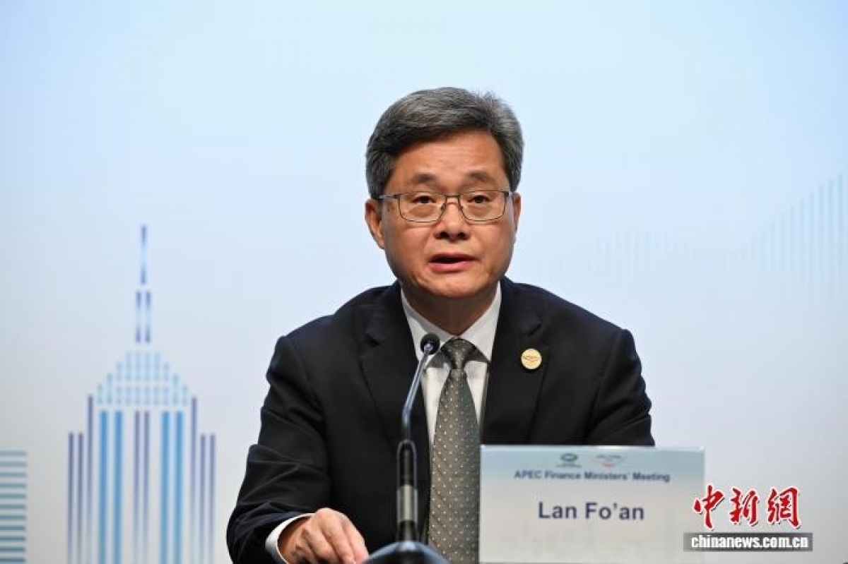 Ông Lam Phật An, Bộ trưởng Tài chính Trung Quốc, Chủ tịch Hội nghị Bộ trưởng Tài chính APEC 2026 phát biểu tại cuộc họp báo bế mạc hội nghị. Ảnh: China News