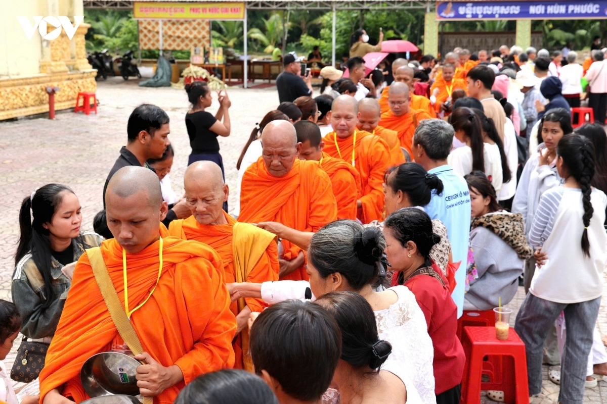 Điểm nhấn của chương trình là hoạt động đặt bát cúng dường 500 vị chư Tăng. Trong truyền thống Phật giáo Nam tông, đặt bát cúng dường là dịp để Phật tử thực hành hạnh bố thí, nuôi dưỡng lòng từ bi và vun bồi những điều thiện lành thông qua việc tự nguyện chia sẻ, cúng dường.(Ảnh: Hồng Phương)