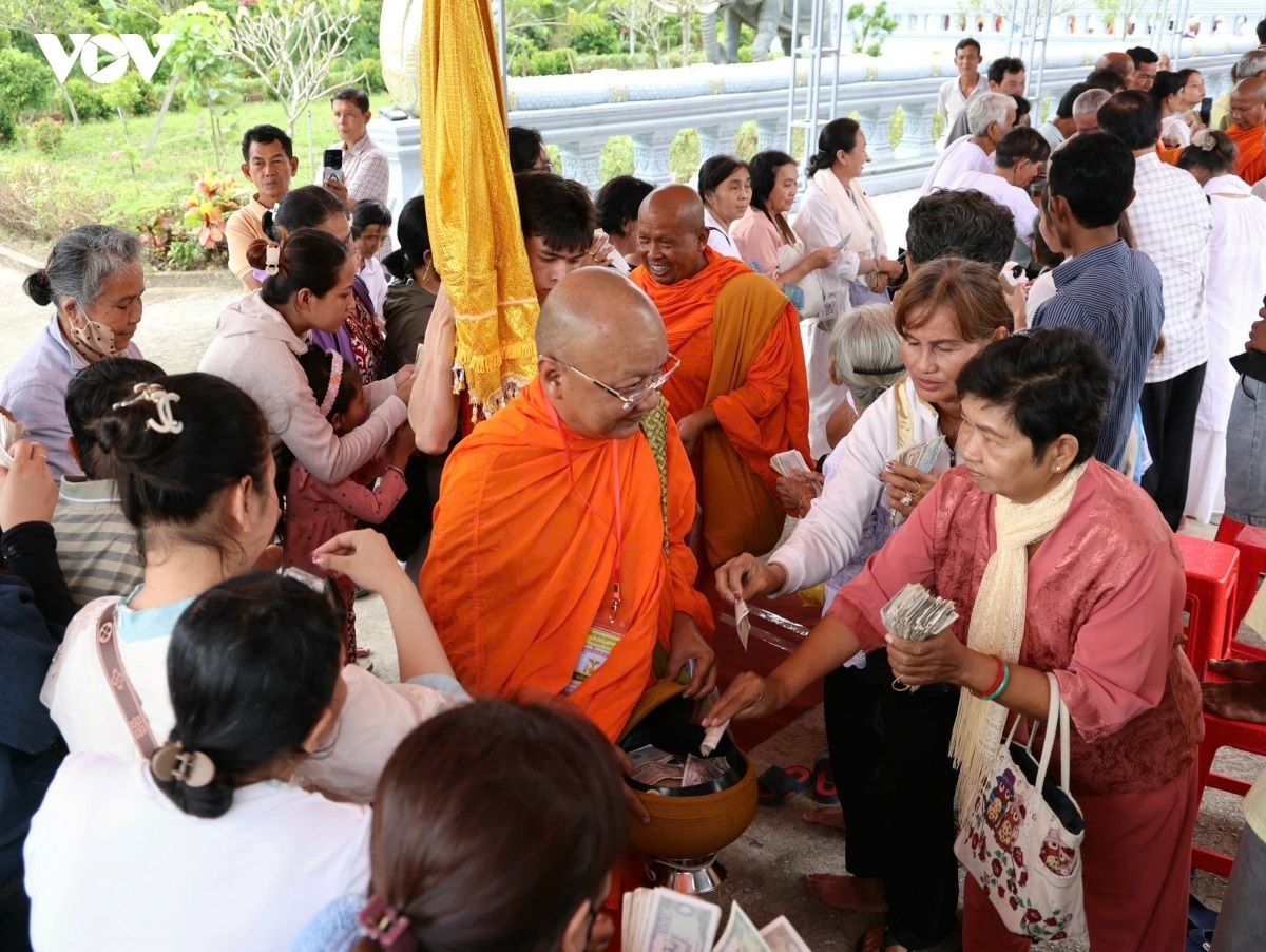 Giá trị của việc cúng dường không nằm ở số lượng vật phẩm nhiều hay ít, mà trước hết thể hiện ở tấm lòng thành kính và sự tự nguyện của mỗi người. Từ những việc làm giản dị, Phật tử hướng đến lối sống biết yêu thương, sẻ chia, giúp đỡ mọi người và vận dụng những lời dạy của Đức Phật vào đời sống hằng ngày. (Ảnh: Hồng Phương)