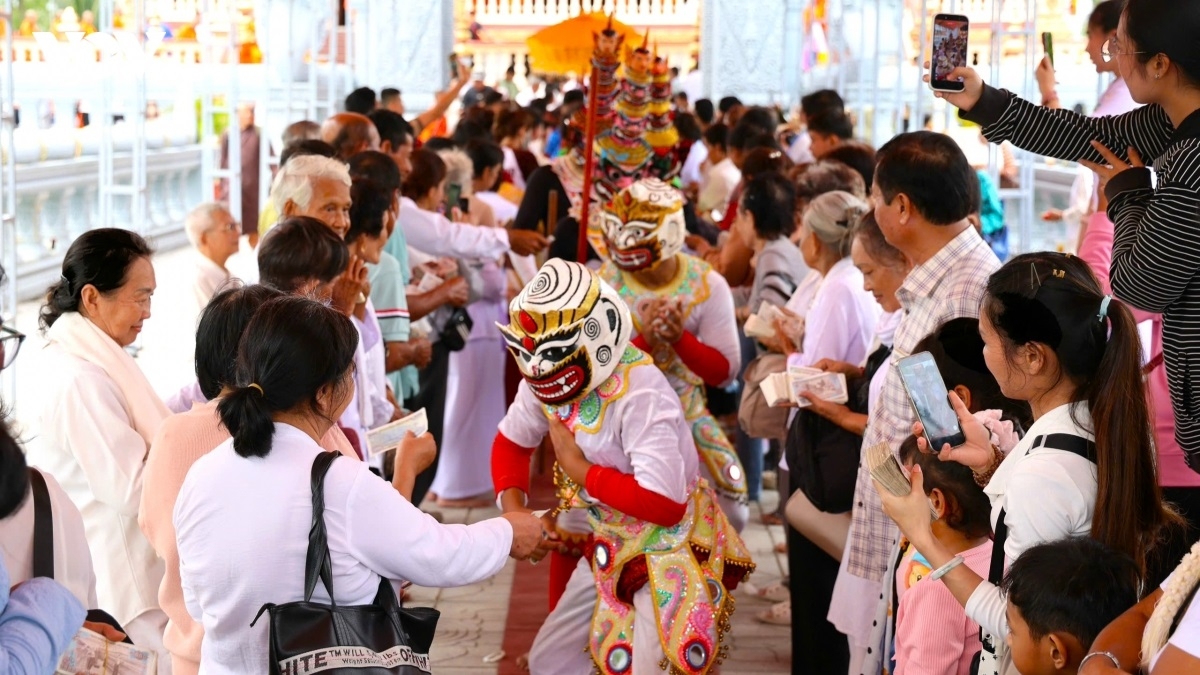 Bên cạnh ý nghĩa tu tập, các nghi lễ Phật giáo truyền thống còn tạo không gian để cộng đồng gặp gỡ, giao lưu, cùng hướng đến những giá trị tốt đẹp. (Ảnh: Hồng Phương)