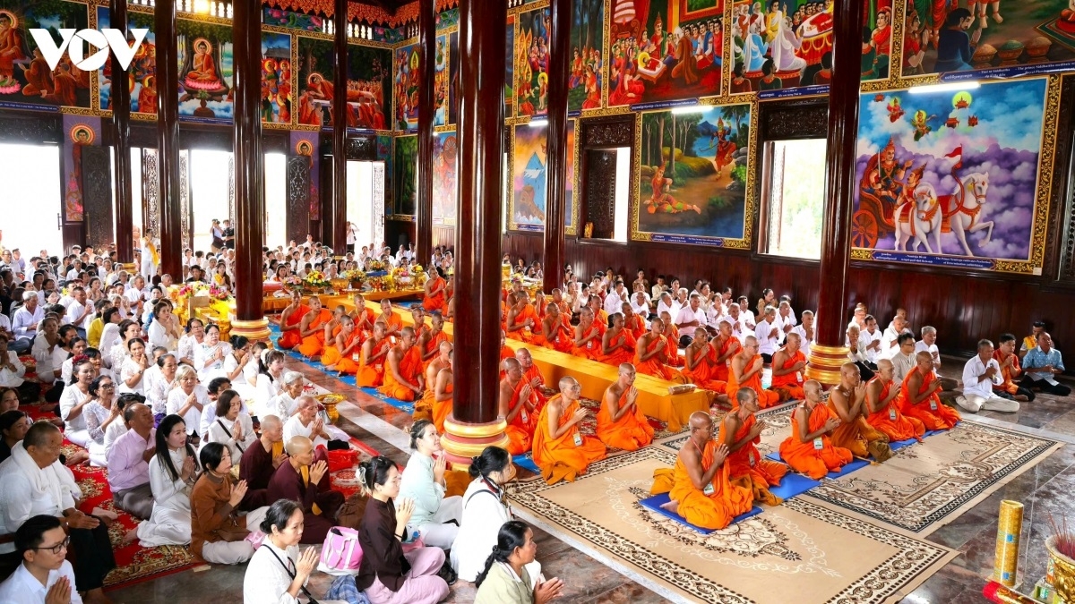 Qua Lễ dâng y Kathina, tinh thần “sống tốt đời, đẹp đạo” của đồng bào Khmer tiếp tục được lan tỏa, góp phần duy trì truyền thống tu học, phát huy những giá trị nhân văn của Phật giáo và bảo tồn nét đẹp văn hóa tâm linh của đồng bào Khmer Nam Bộ. (Ảnh: Hồng Phương)