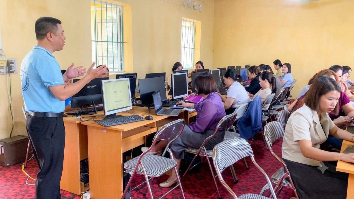 Lớp tập huấn nâng cao kỹ năng sử dụng công nghệ số cho cán bộ, hội viên phụ nữ, góp phần thúc đẩy chuyển đổi số từ cơ sở - Ảnh: Thúy Kiều