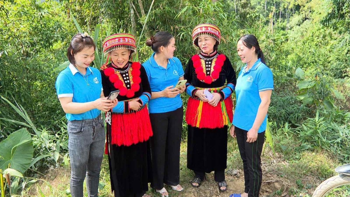 Chị Hoàng Thị Hiền (áo xanh ngoài cùng bên trái) hướng dẫn hội viên phụ nữ sử dụng điện thoại thông minh, tiếp cận các tiện ích số trong đời sống - Ảnh: Thúy Kiều