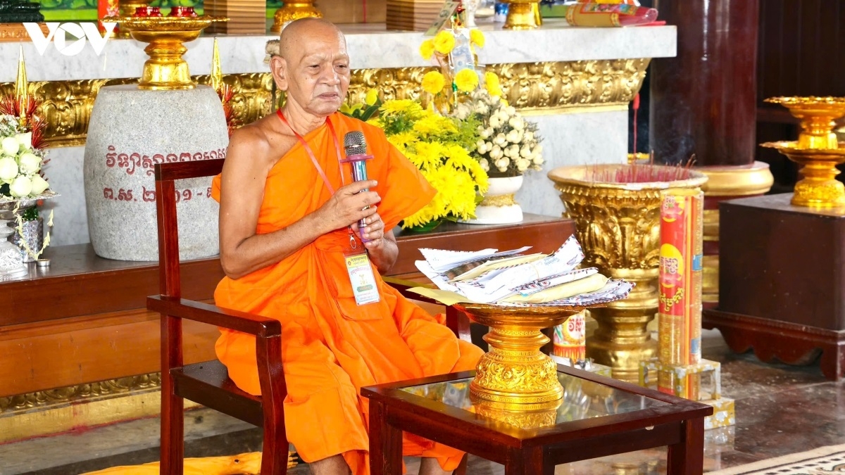 Theo Hòa thượng Đào Như - Phó Chủ tịch Hội đồng Trị sự, Trưởng ban Trị sự Giáo hội Phật giáo Việt Nam TP Cần Thơ, Viện trưởng Học viện Phật giáo Nam tông Khmer, lễ dâng y Kathina, còn gọi là lễ dâng bông, dâng y cà sa, là nghi lễ truyền thống của Phật giáo Nam tông. (Ảnh: Hồng Phương)