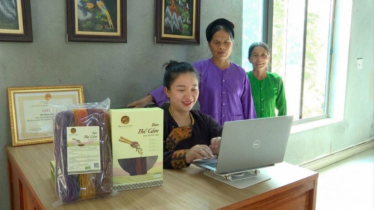Giám đốc HTX Phan Thị Tố Mười hướng dẫn thành viên quảng bá sản phẩm trên môi trường số - Ảnh: Thúy Kiều