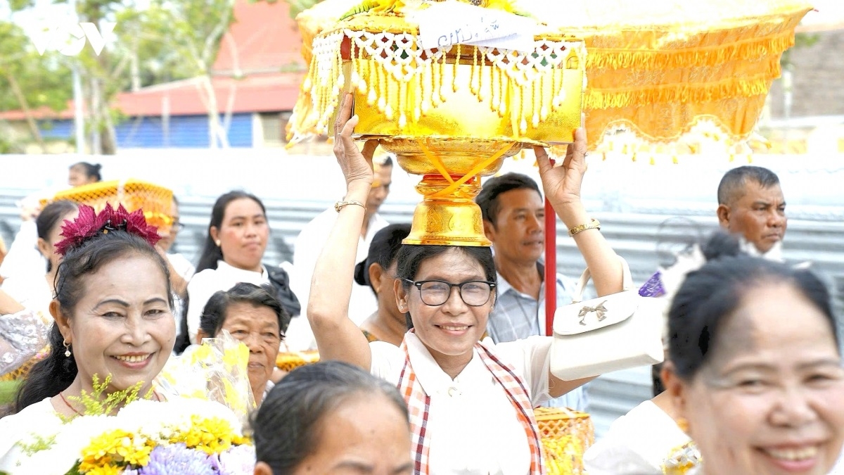 Trong lễ dâng y Kathina, phật tử sẽ dâng áo cà sa và vật dụng thiết yếu đến chư tăng, thể hiện lòng thành kính, tinh thần hộ trì tăng đoàn và ước nguyện gia đình bình an, phum, sóc yên vui, cuộc sống ấm no.(Ảnh: Hồng Phương)