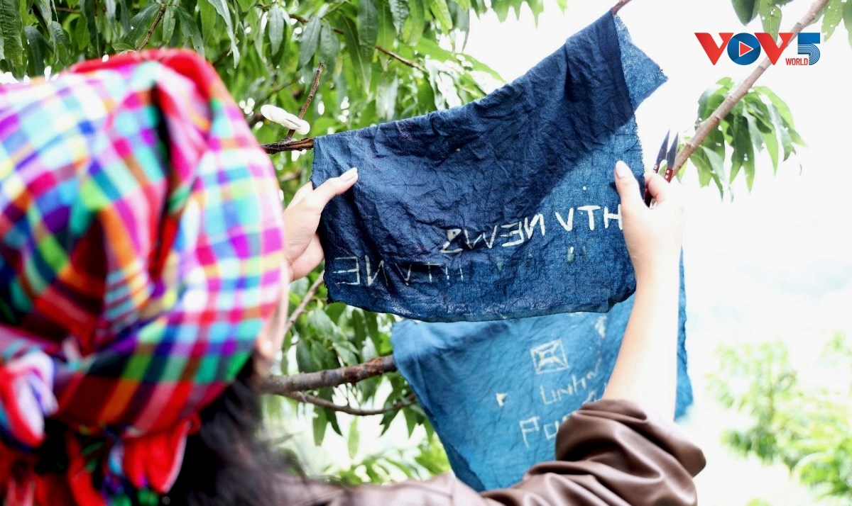 Du khách hoàn thành sản phẩm của mình. Ảnh: Thế Hùng/VOV5