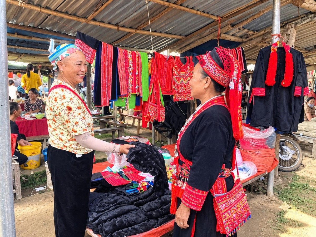 Bà Triệu Thị Lai (bên trái) với gian hàng quần áo nổi bật giữa chợ (Ảnh: Công Luận)