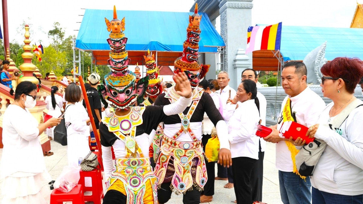 Trong những ngày tổ chức lễ dâng y Kathina, các phum, sóc của đồng bào luôn rực rỡ sắc màu. Đi cùng đám rước là đội trống Sa Dăm, đội múa Rô Băm và hàng trăm cây hoa, cây cảnh được trang trí bằng những sợi dây lấp lánh, theo bước chân của người dân đi về các chùa.(Ảnh: Hồng Phương)