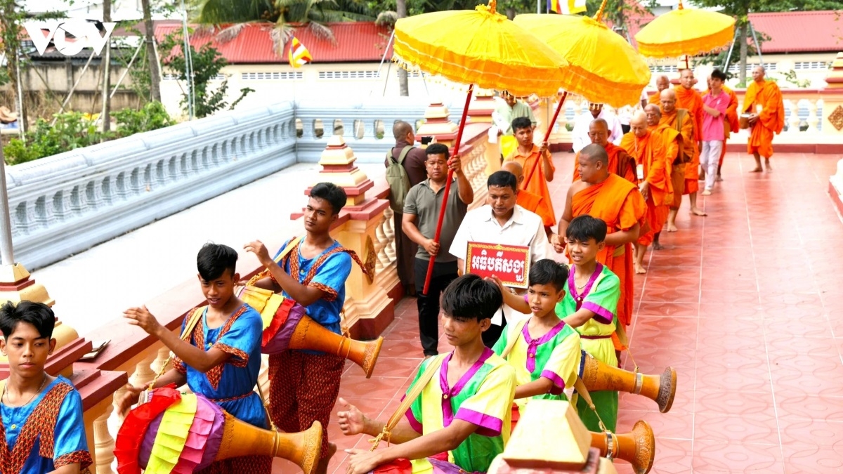 Trước khi làm lễ dâng y lên sư sãi, đồng bào tổ chức đám rước đi xung quanh chánh điện. (Ảnh: Hồng Phương)