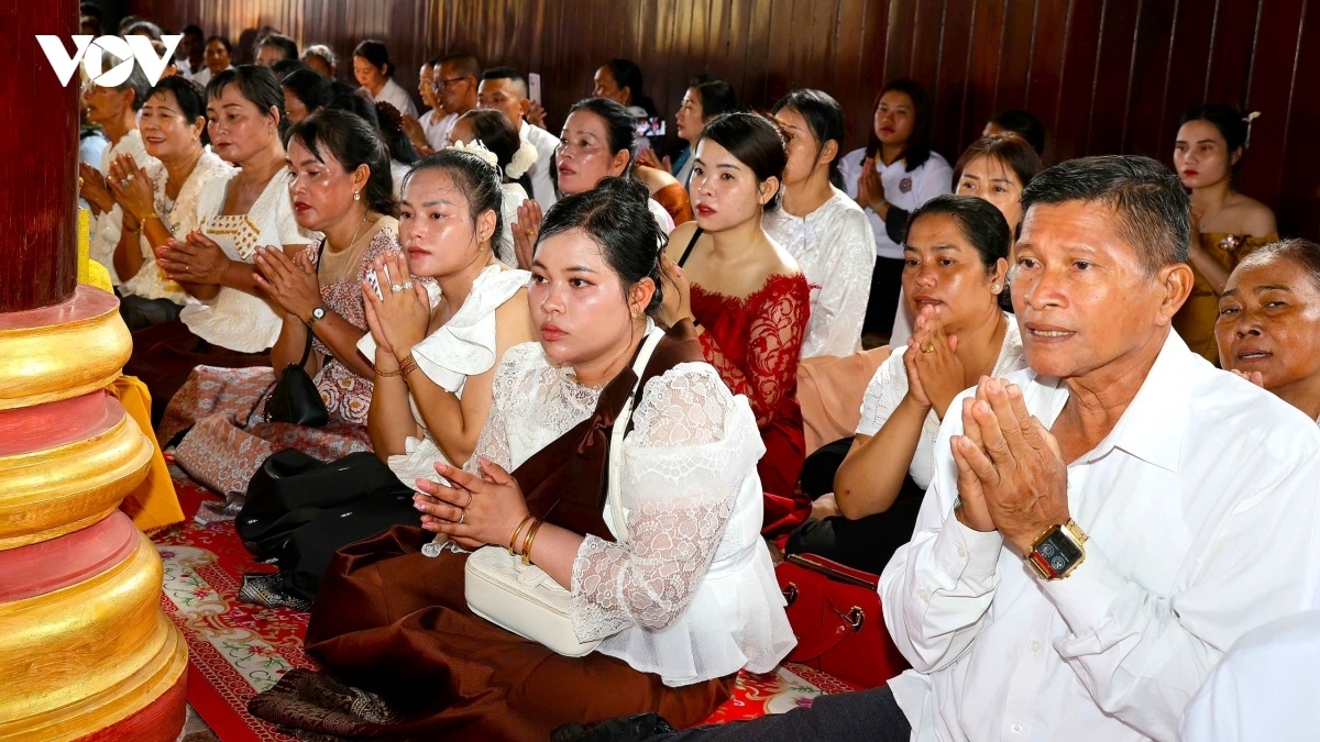 Các Phật tử thể hiện lòng thành kính, biết ơn đối với chư tăng đã tu học, hành đạo trong ba tháng mùa mưa; đồng thời bày tỏ tấm lòng hướng thiện, tích phúc, tạo duyên lành cho bản thân và gia đình. (Ảnh: Hồng Phương)