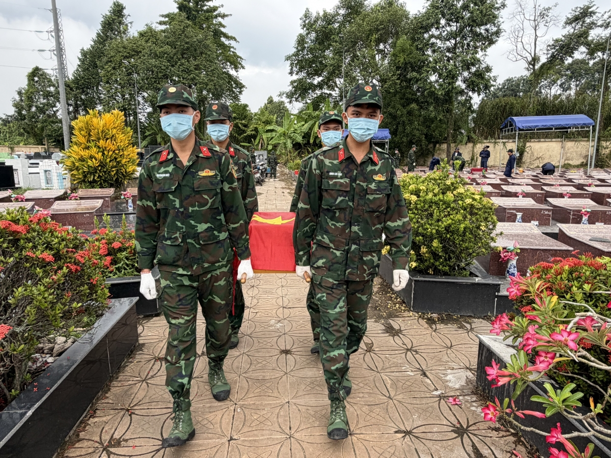 Cán bộ, chiến sĩ Bộ Chỉ huy Quân sự thành phố Cần Thơ thực hiện nhiệm vụ khai quật, lấy mẫu hài cốt các liệt sĩ tại Nghĩa trang Liệt sĩ Ô Môn vào tháng 7/2026.