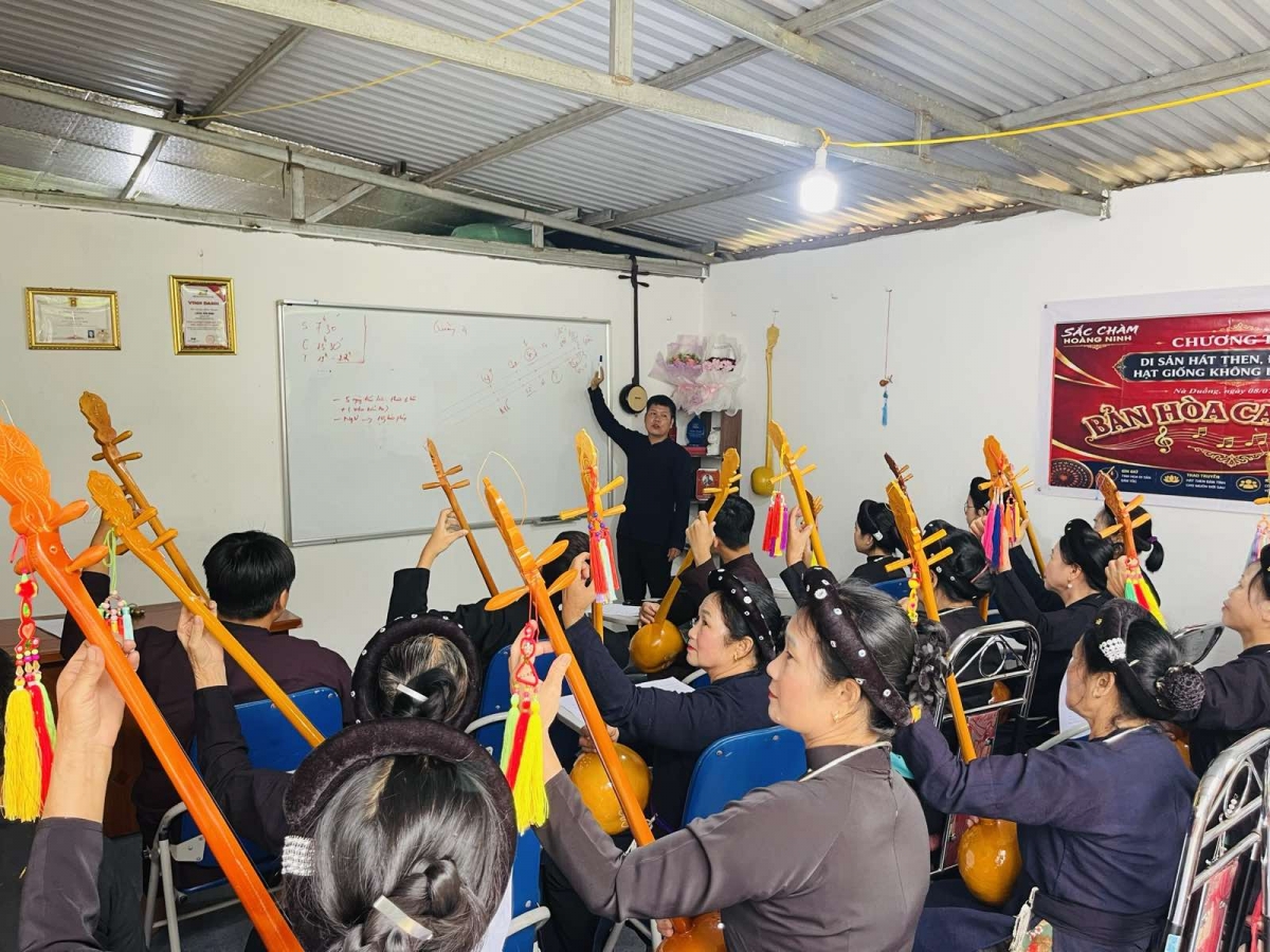 Câu lạc bộ Sắc Chàm tích cực tập luyện, chuẩn bị các chương trình giao lưu, biểu diễn tại địa phương và các sự kiện văn hóa. Ảnh: Úy Thương/VOV Đông Bắc