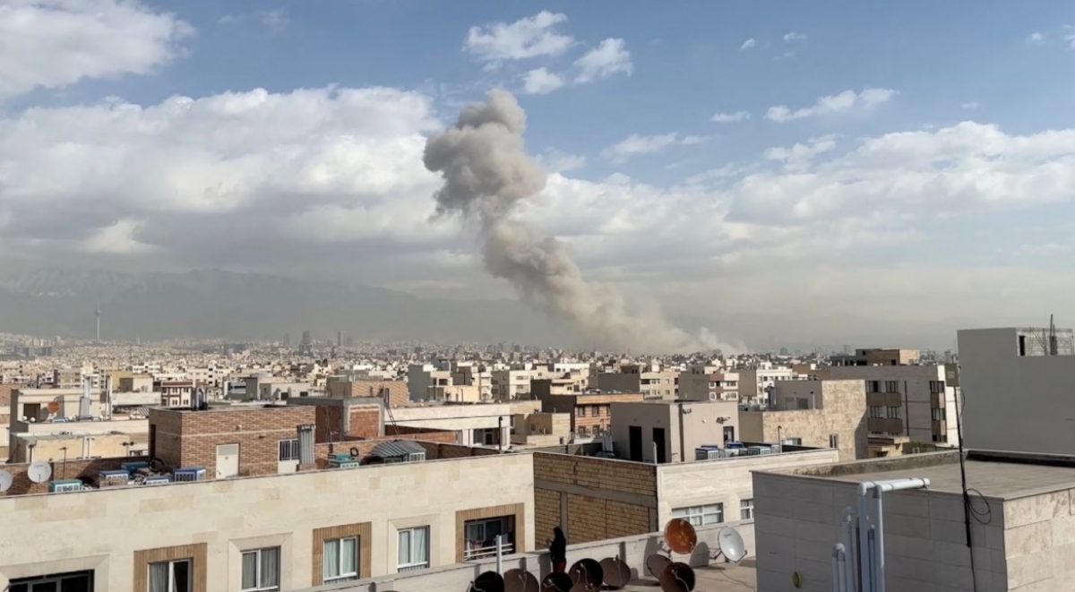 Khói bốc lên sau một vụ nổ, khi Israel và Mỹ tiến hành các cuộc tấn công vào Iran, tại Tehran, Iran ngày 28/2/2026. Ảnh: Reuters